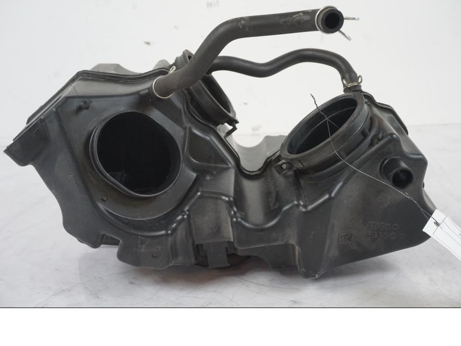 Baksidan på Luftburk från en Suzuki VZR 1800 -2009 motorcykel.