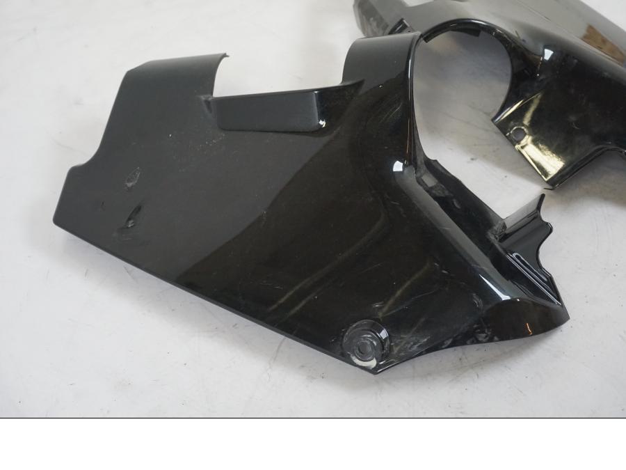 Höger sida på Plast från en Suzuki VZR 1800 -2009 motorcykel.