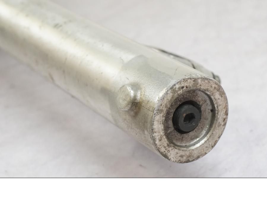 Baksidan på Gaffelben från en Honda XL 125 R -1998 motorcykel.