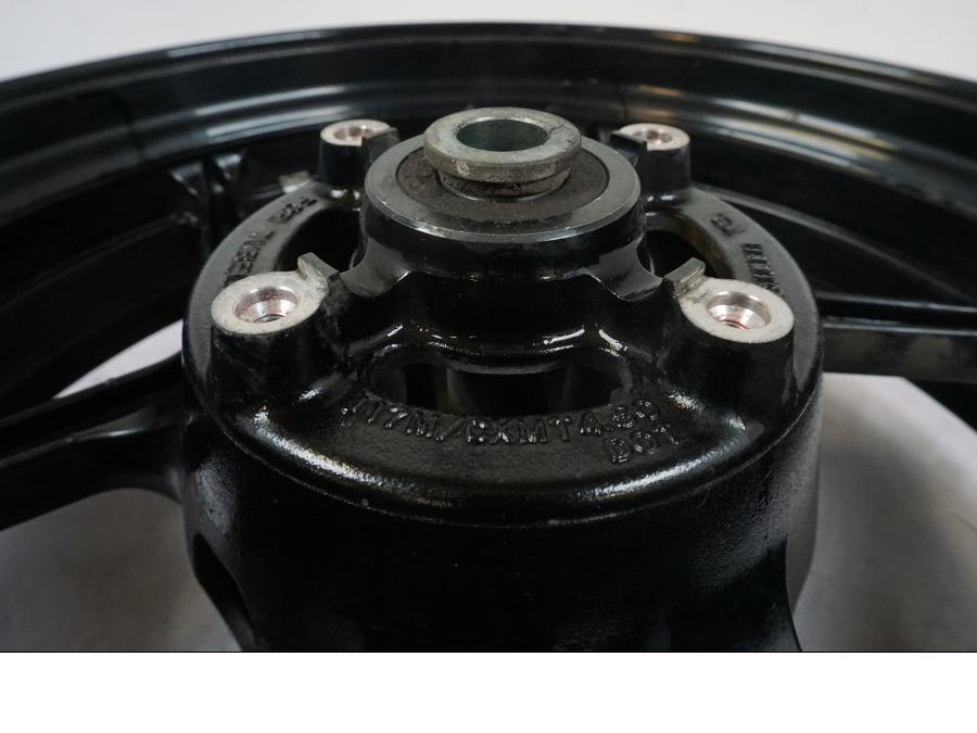 Vänster sida på Fälg från en Kawasaki Versys 650 -2014 motorcykel.