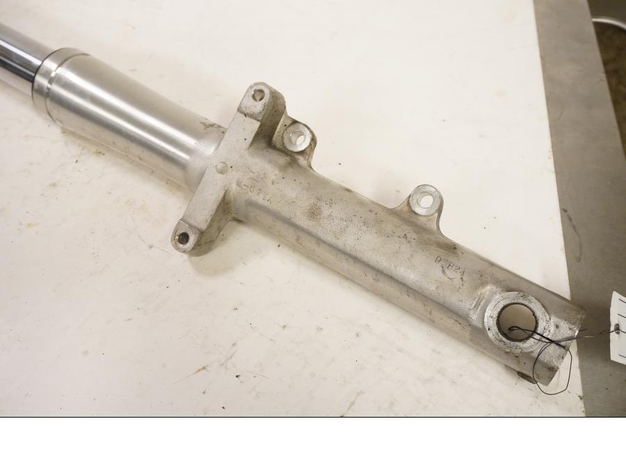 Vänster sida på Gaffelben från en Yamaha XVZ 13TD -1999 motorcykel.