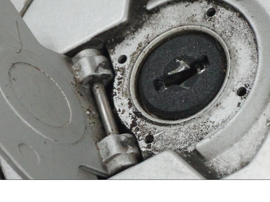 Snett nerifrån på <p>Låssats från BMW K 1200 RS 1998.</p>

<p>Tändningslås, 1st nyckel, tanklock och sadellås.</p> motorcykel.