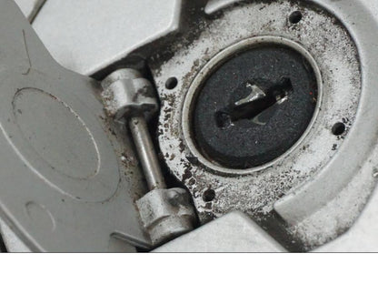 Snett nerifrån på <p>Låssats från BMW K 1200 RS 1998.</p>

<p>Tändningslås, 1st nyckel, tanklock och sadellås.</p> motorcykel.