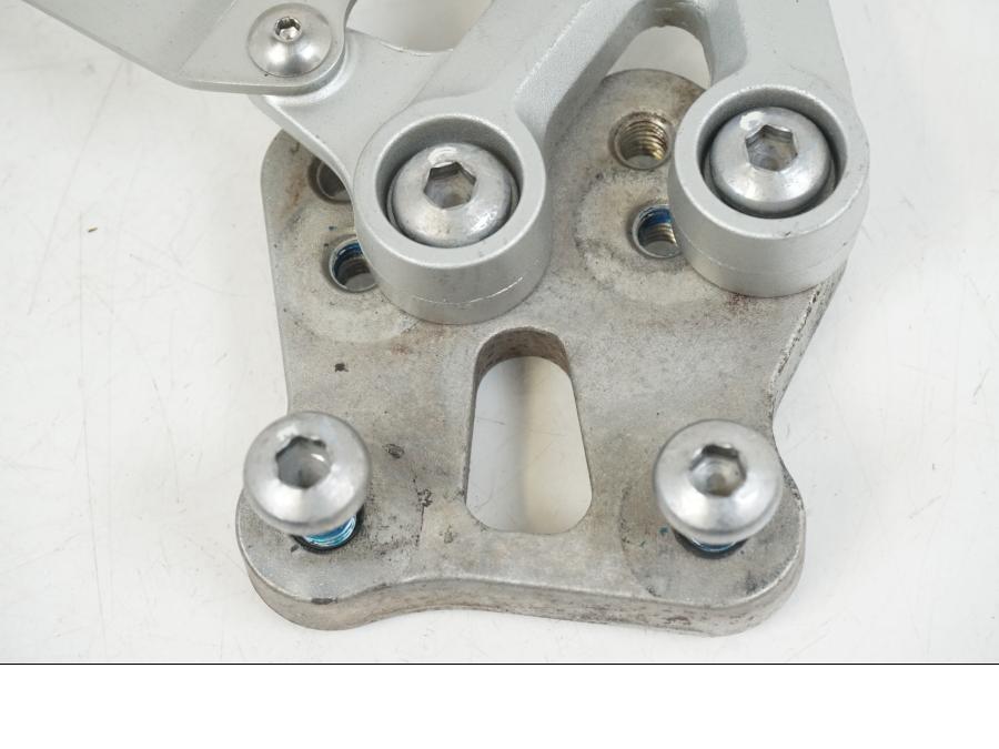 Baksidan på Fotpinnefäste inre från en Suzuki GSX-R 1000 -2007 motorcykel.