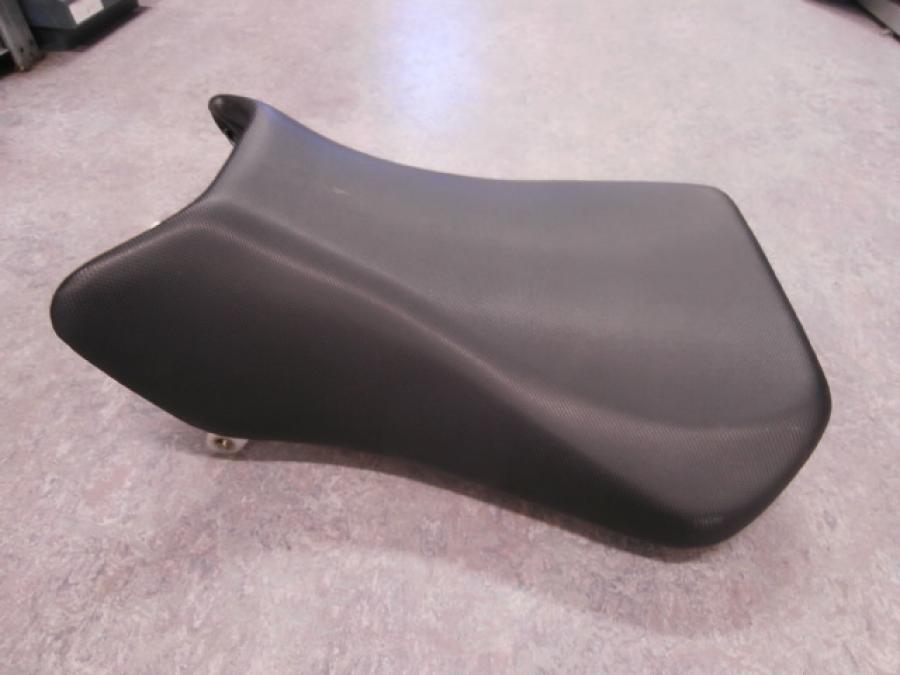 Baksidan på Sadel från en Suzuki SV 650 -2006 motorcykel.