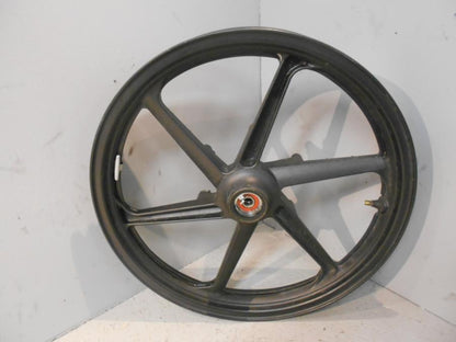 Baksidan på Fälg från en Honda CBR 125 R -2007 motorcykel.