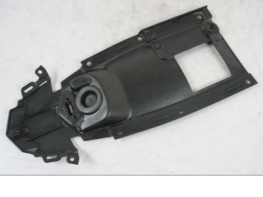 Vänster sida på Undertail från en Yamaha MT-09 -2020 motorcykel.