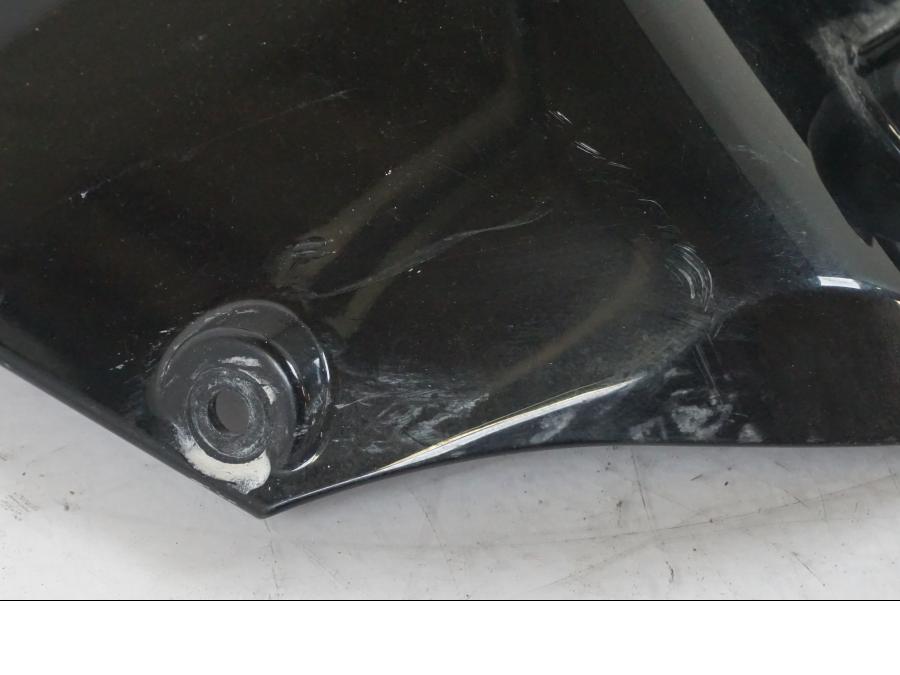 Vänster sida på Plast från en Suzuki VZR 1800 -2009 motorcykel.