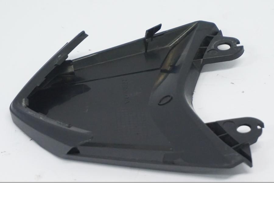 Snett uppifrån på Bakvinge från en Honda CB 500 X -2015 motorcykel.