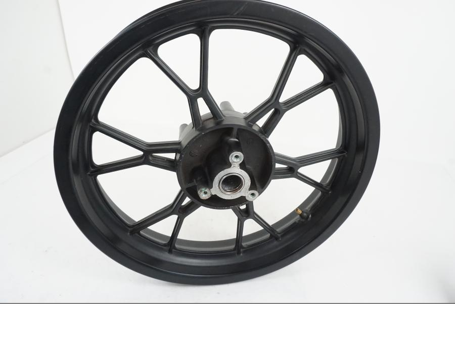 Framsidan på <p>Fälg bak till GENERISK 50 2T 2009 i bra skick, har små repor, se bilder</p> motorcykel.