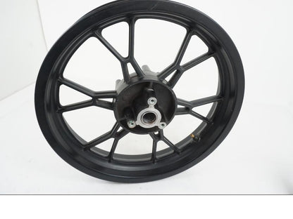 Framsidan på <p>Fälg bak till GENERISK 50 2T 2009 i bra skick, har små repor, se bilder</p> motorcykel.