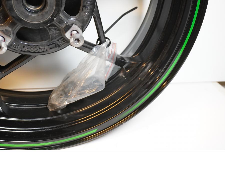 Vänster sida på Fälg från en Kawasaki Z 900 -2017 motorcykel.