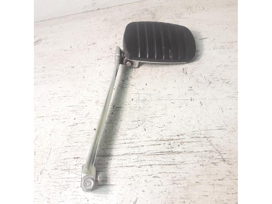 Baksidan på Bromspedal från en Kawasaki VN 900 -2007 motorcykel.