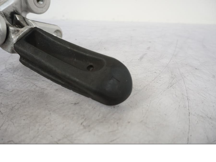 Vänster sida på Fotpinnefäste från en KTM 990 Super Duke -2006 motorcykel.