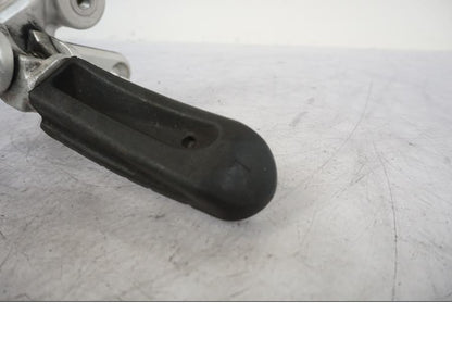 Vänster sida på Fotpinnefäste från en KTM 990 Super Duke -2006 motorcykel.