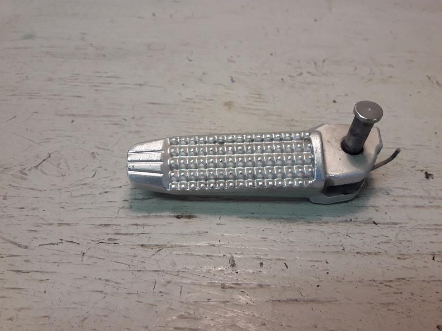 Framsidan på Fotpinne från en BMW K 1200 S -2008 motorcykel.