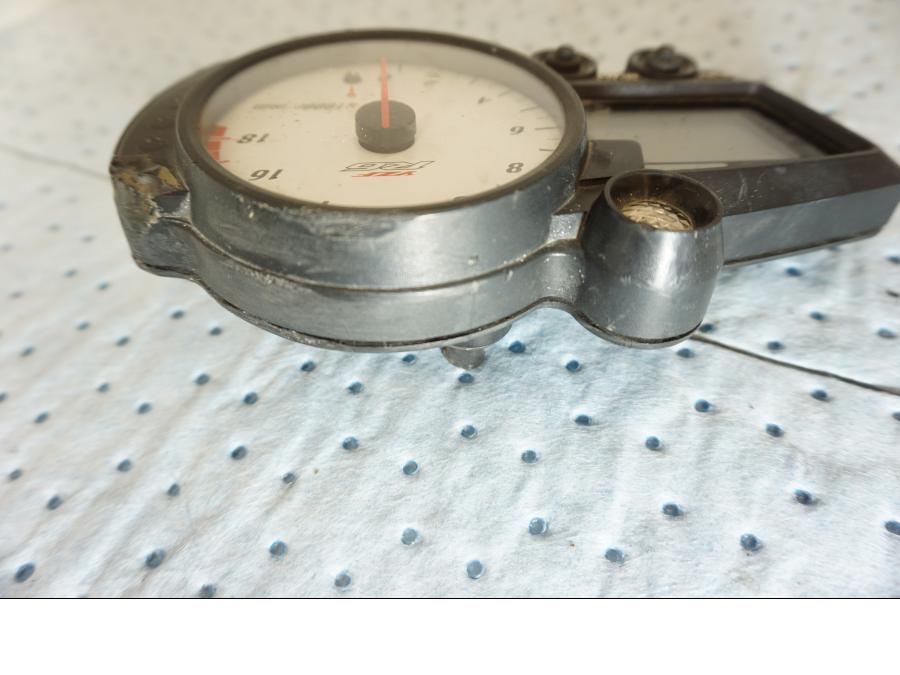 Höger sida på Instrumentpanel från en Yamaha YZF R6 -2003 motorcykel.