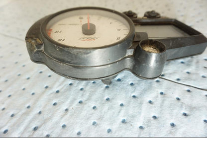 Höger sida på Instrumentpanel från en Yamaha YZF R6 -2003 motorcykel.