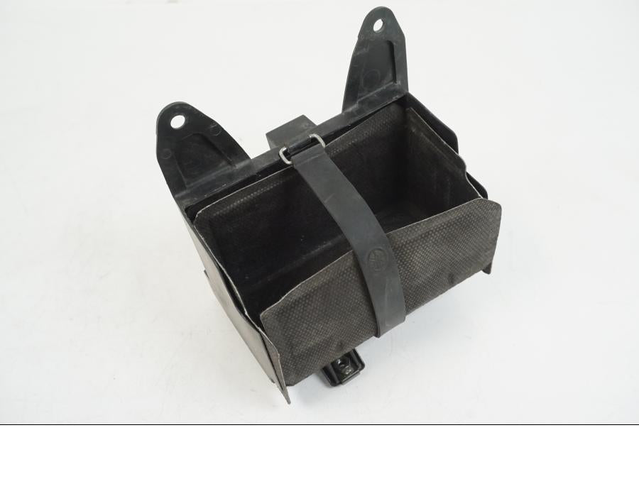 Framsidan på Batterihållare från en Yamaha YZF 1000 R1 -2006 motorcykel.