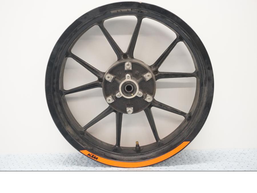 Framsidan på Fälg från en KTM 125 Duke -2017 motorcykel.