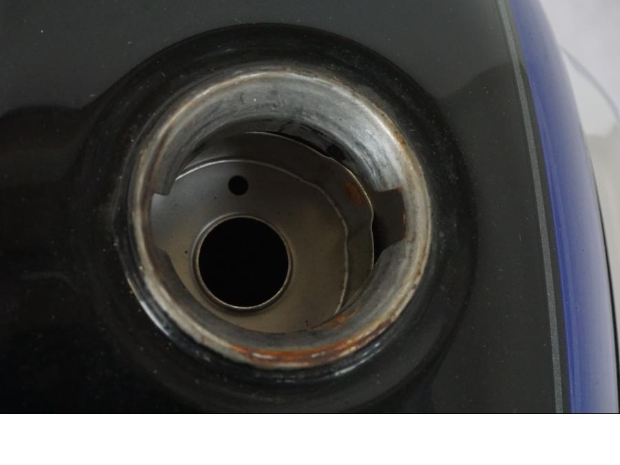 Snett uppifrån på Bensintank från en Suzuki VL 800 -2002 motorcykel.