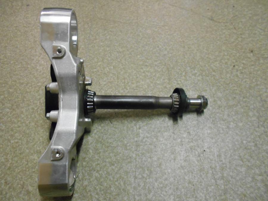 Vänster sida på Gaffelkrona från en Suzuki M 1800 -2007 motorcykel.