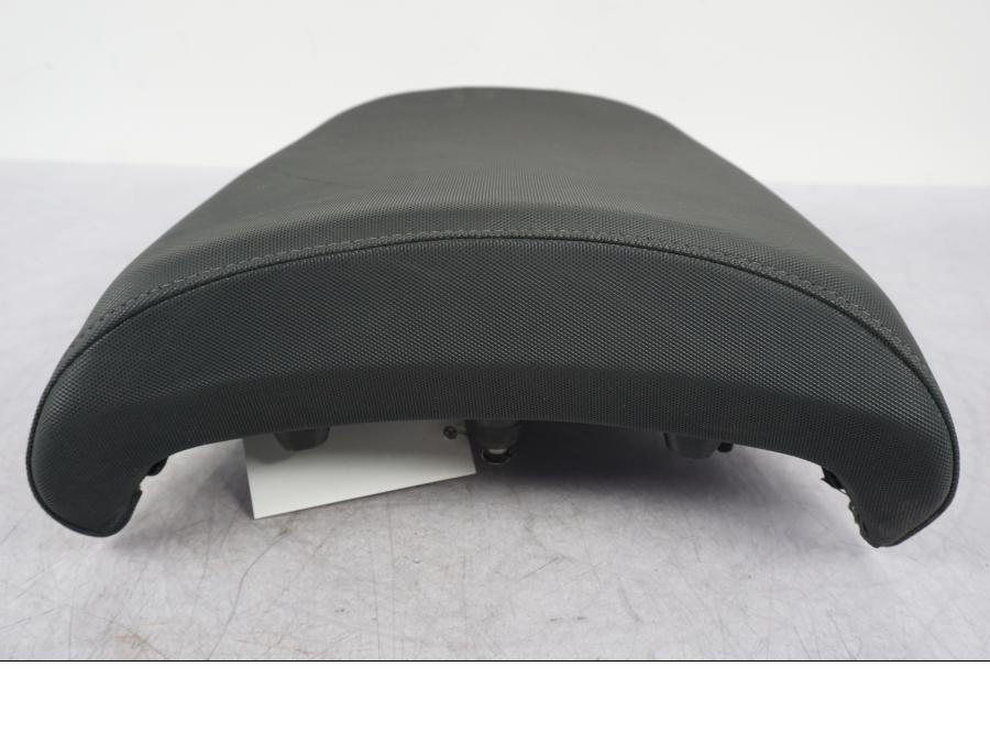 Snett nerifrån på Sadel från en BMW R 1200 GS -2005 motorcykel.