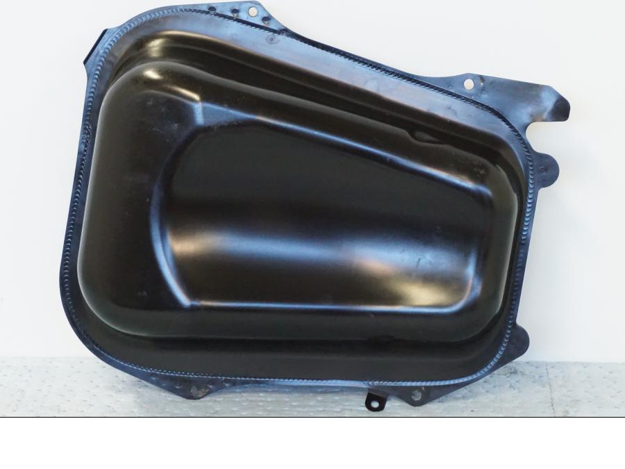 Snett nerifrån på Bensintank från en Honda SH 300 A -2011 scooter.