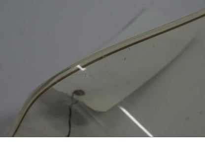 Snett nerifrån på <p>Vindruta till Aprilia RSV 1000 2002.</p>

<p>Vindrutan är solblekt och har en gul "toning" sen vanlig transparant färg beroende på från vilken vinkel man kollar på den.</p>

<p>Ytliga repor / repor finns se bilder.</p> motorcykel.