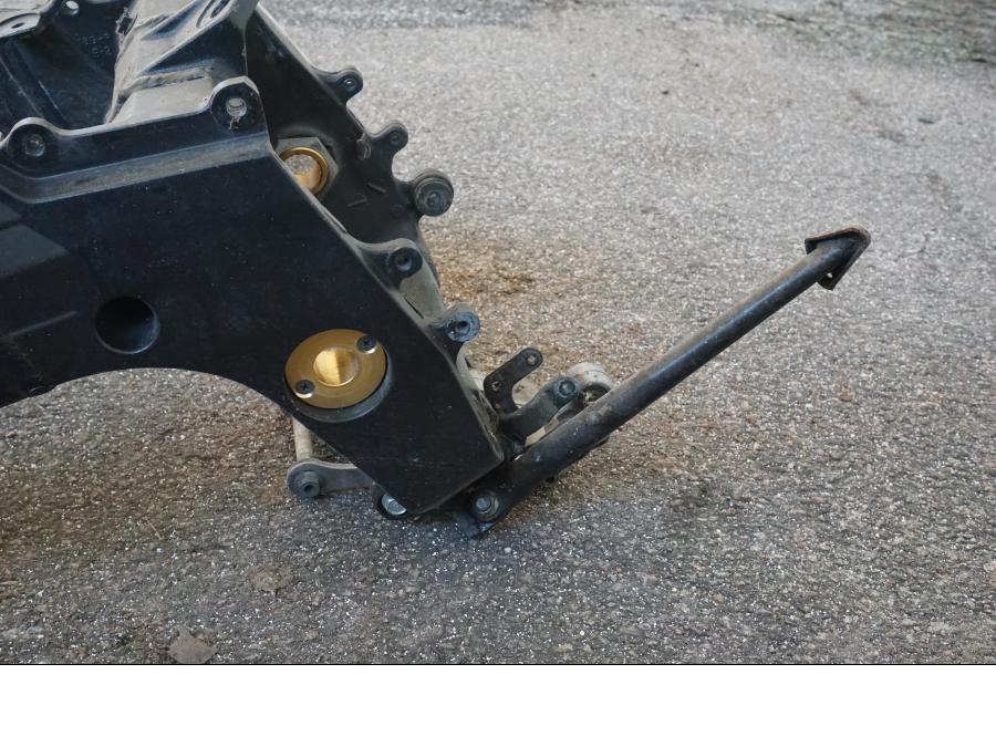 Vänster sida på <p>KLAR Denna ram är kryssad och säljs utan papper ramnumret är överstruket och får ej användes i trafik. Ramen får brukas till på privat väg samt viss bankörning (läs på regler inför bankörning) ramar som säljs utan papper brukas säljas för byggnationer som ej ska brukas på vägar.</p>

<p>Med stötdämparlänkage och sidostöd.</p> motorcykel.