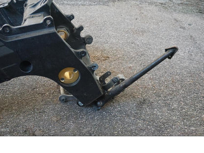 Vänster sida på <p>KLAR Denna ram är kryssad och säljs utan papper ramnumret är överstruket och får ej användes i trafik. Ramen får brukas till på privat väg samt viss bankörning (läs på regler inför bankörning) ramar som säljs utan papper brukas säljas för byggnationer som ej ska brukas på vägar.</p>

<p>Med stötdämparlänkage och sidostöd.</p> motorcykel.