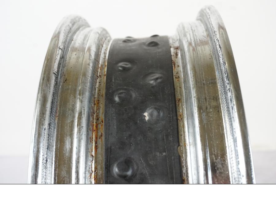 Extrabild2 på Fälg från en Yamaha XVS 1100 -2000 motorcykel.