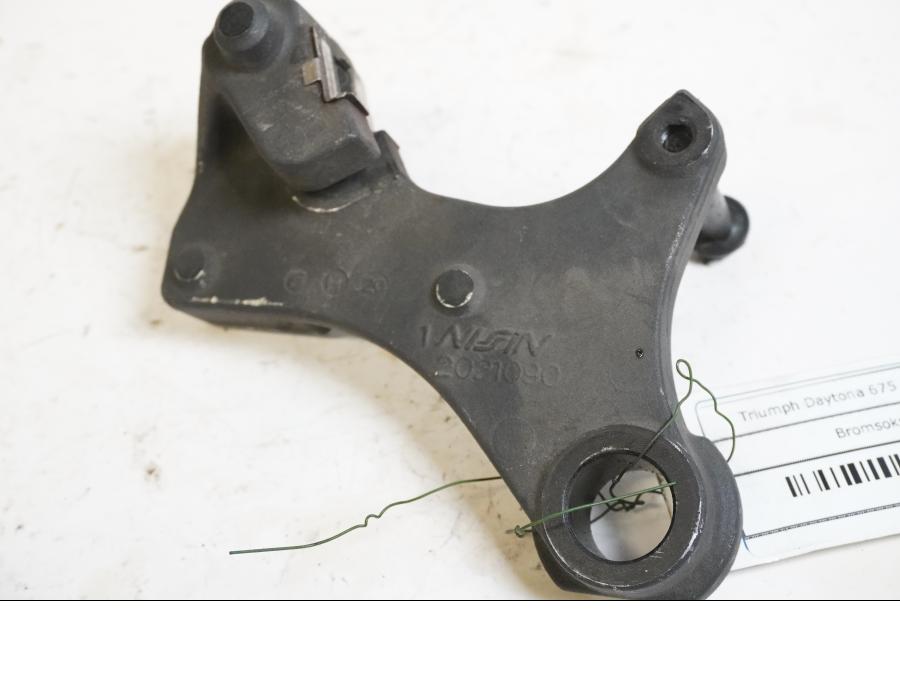 Framsidan på Bromsoksfäste från en Triumph Daytona 675 -2007 motorcykel.