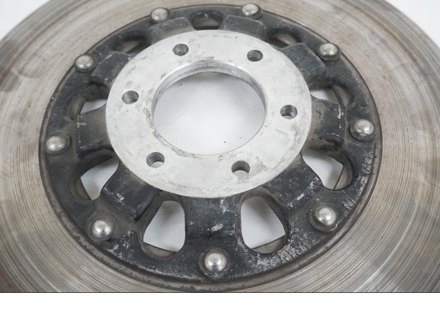 Vänster sida på Bromsskiva från en Suzuki GS 1000 -1978 motorcykel.