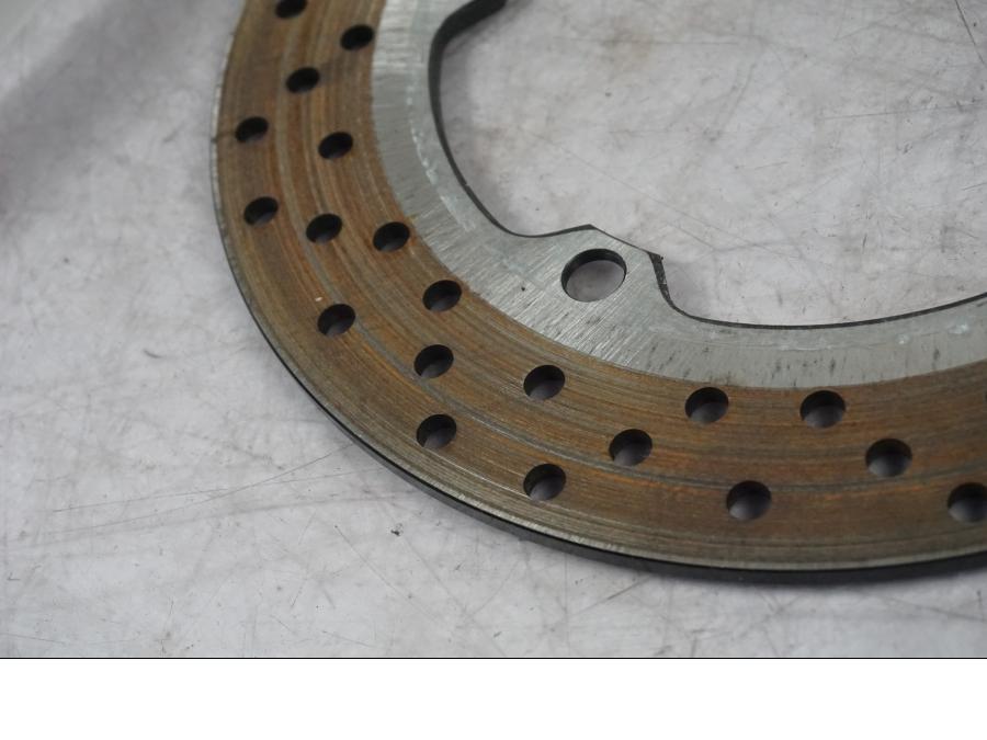 Baksidan på Bromsskiva från en Yamaha MT-09 -2024 motorcykel.