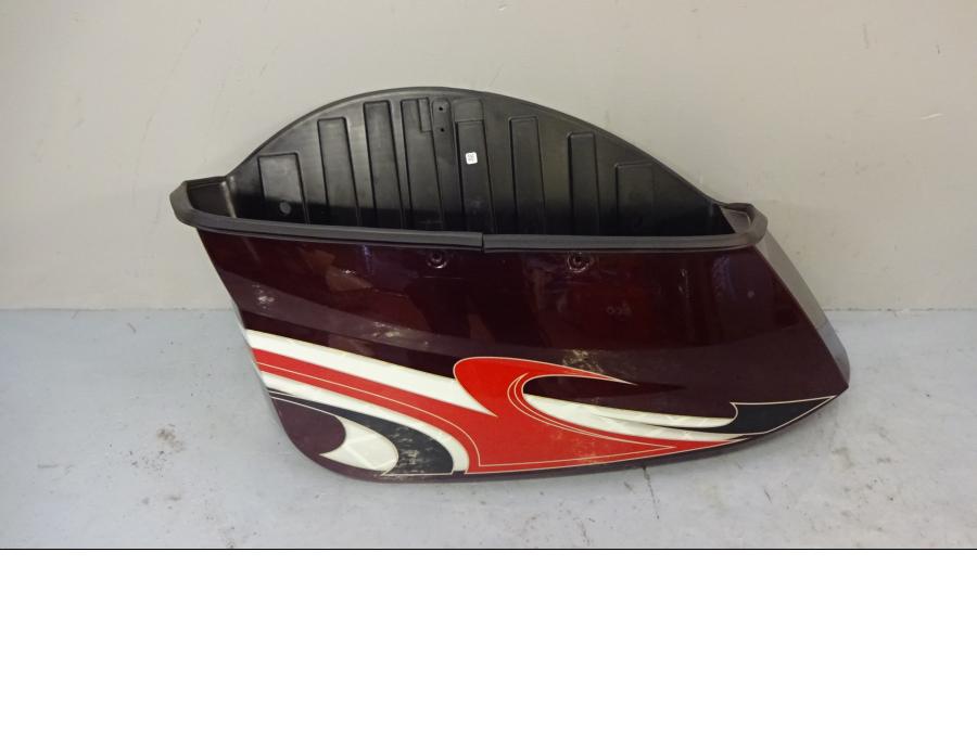 Framsidan på Sidoväska från en Victory Cross Country -2015 motorcykel.