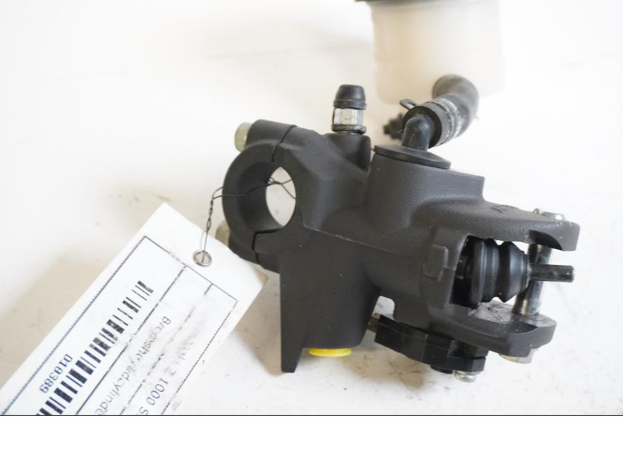 Baksidan på Bromshuvudcylinder från en Kawasaki Z 1000 -2011 motorcykel.