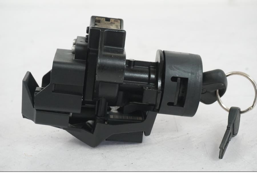 Extrabild5 på <p>Låssats från BMW K 1200 R Sport 2007.</p>

<p>1st nyckel och en plastkopia, sadellås, tanklock, tändningslås (saknas plastbit vid en av kontakterna).</p> motorcykel.