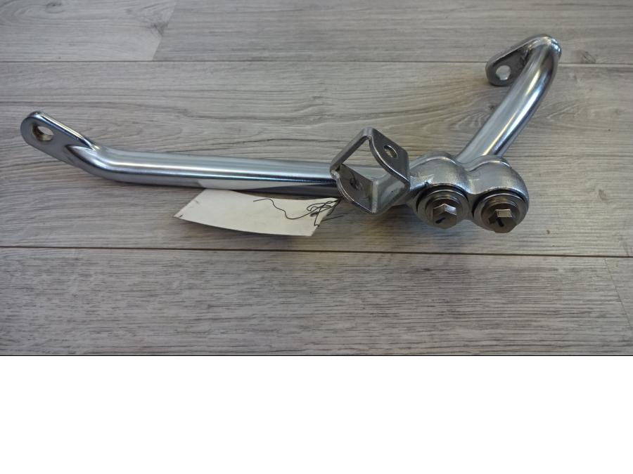 Framsidan på Fotpinnefäste från en Yamaha XV 1100 -1997 motorcykel.