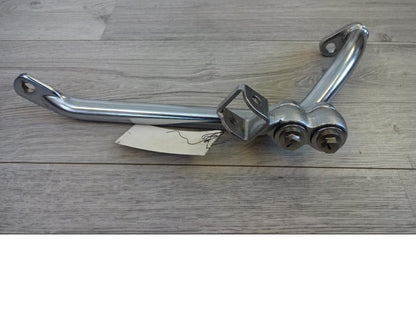 Framsidan på Fotpinnefäste från en Yamaha XV 1100 -1997 motorcykel.