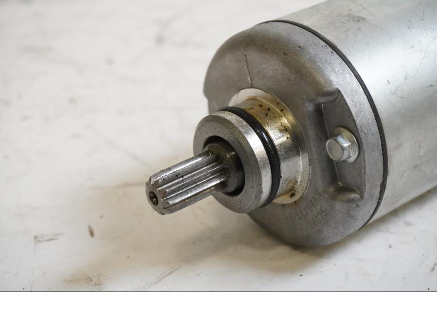 Baksidan på Startmotor från en Yamaha MT-09 Tracer -2015 motorcykel.