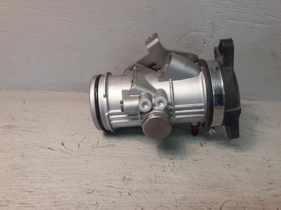 Framsidan på Spjällhus från en BMW R 1150 R -2004 motorcykel.