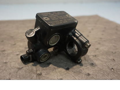 Baksidan på Bromshuvudcylinder från en Honda XR 600 R -1990 motorcykel.