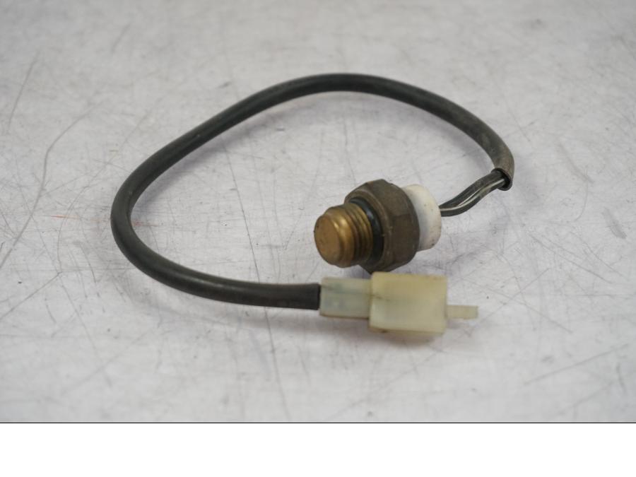 Framsidan på Vattenkylgivare från en Suzuki VZ 800 -2000 motorcykel.