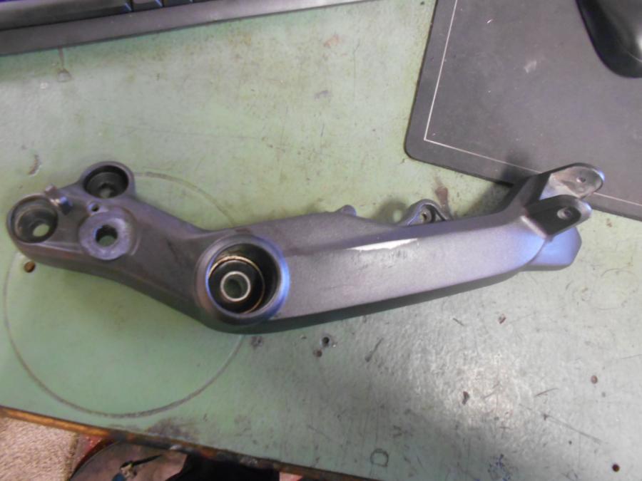 Framsidan på Fotpinnefäste från en Ducati Scrambler 800 -2016 motorcykel.