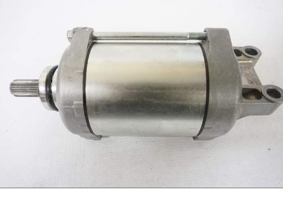 Baksidan på Startmotor från en Kawasaki Z 900 -2020 motorcykel.