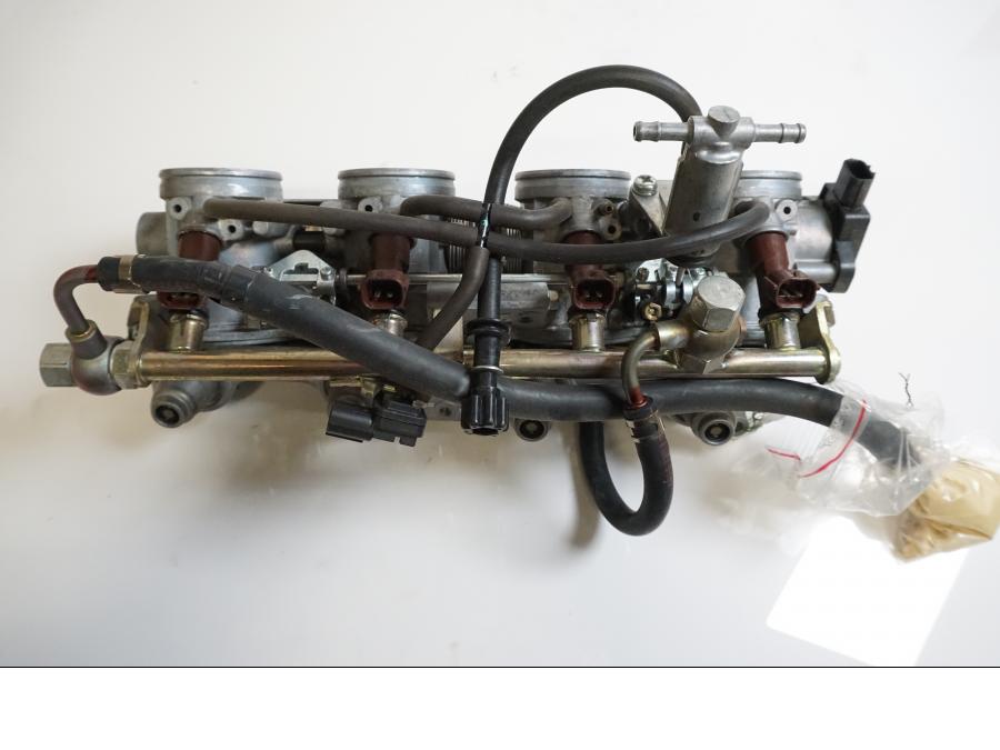 Vänster sida på Spjällhus från en Honda CBR 1000 RR -2006 motorcykel.