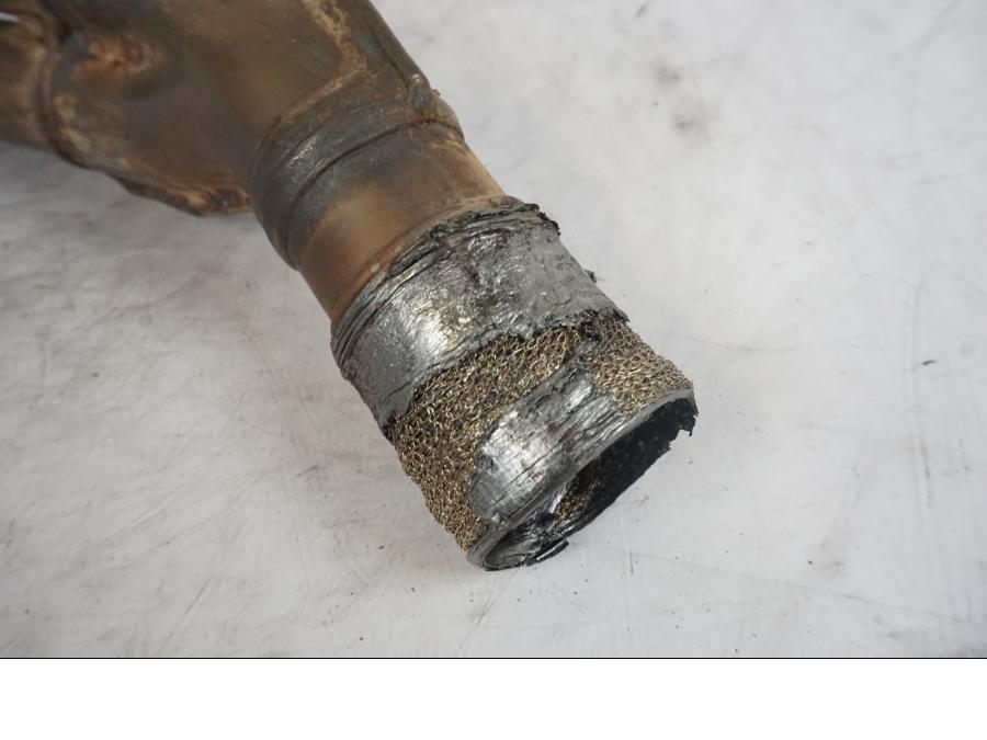 Snett uppifrån på Grenrör från en Kawasaki ER-6F -2010 motorcykel.