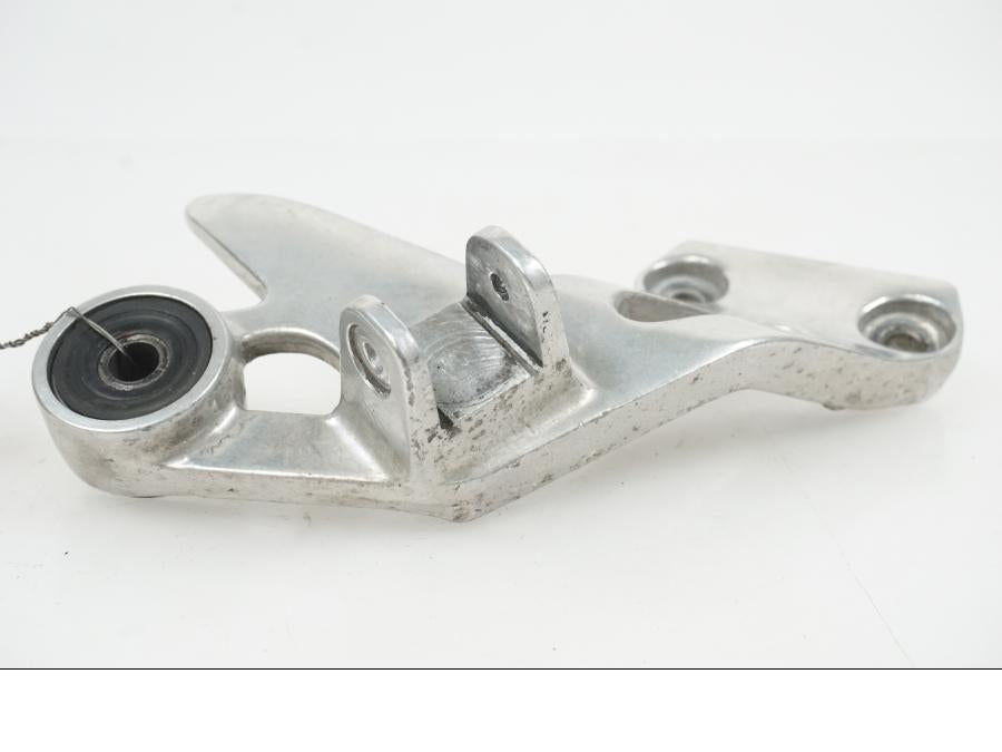 Baksidan på Fotpinnefäste från en Yamaha XJ 900 -1997 motorcykel.