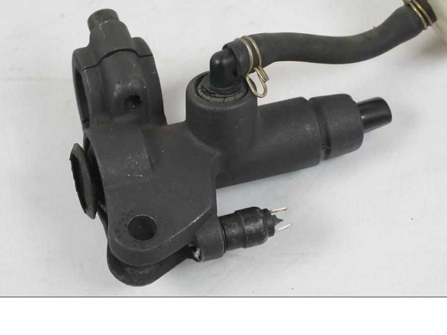 Vänster sida på Bromshuvudcylinder från en Aprilia RS 125 -2000 motorcykel.